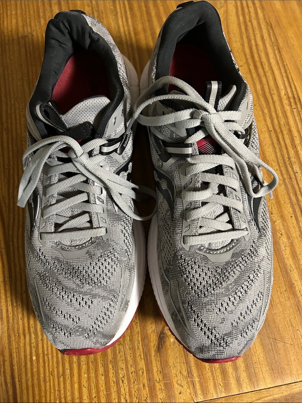 Saucony Men's Gray and Red Knit Running Sneakers